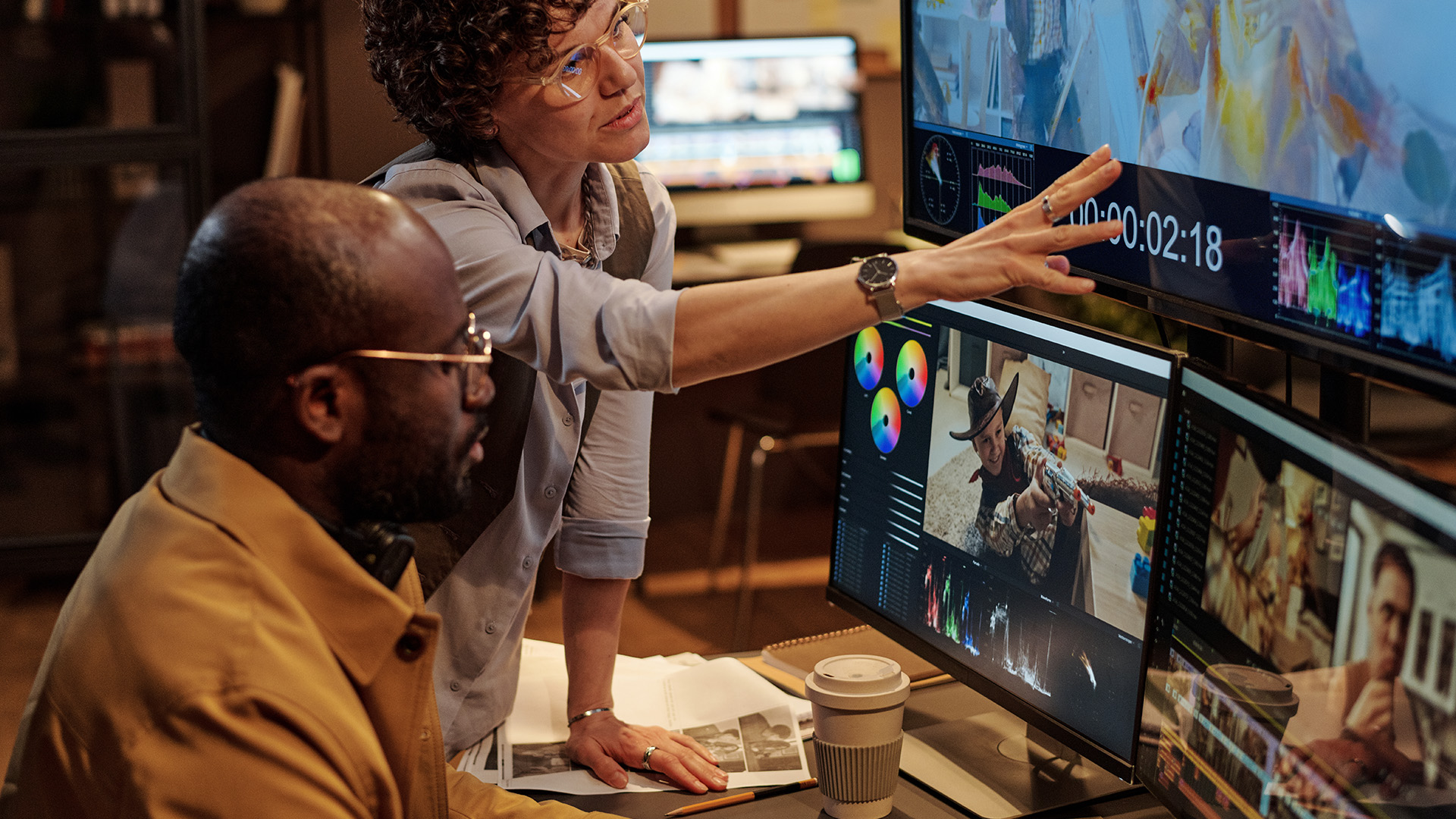 Equipo colaborando en una oficina