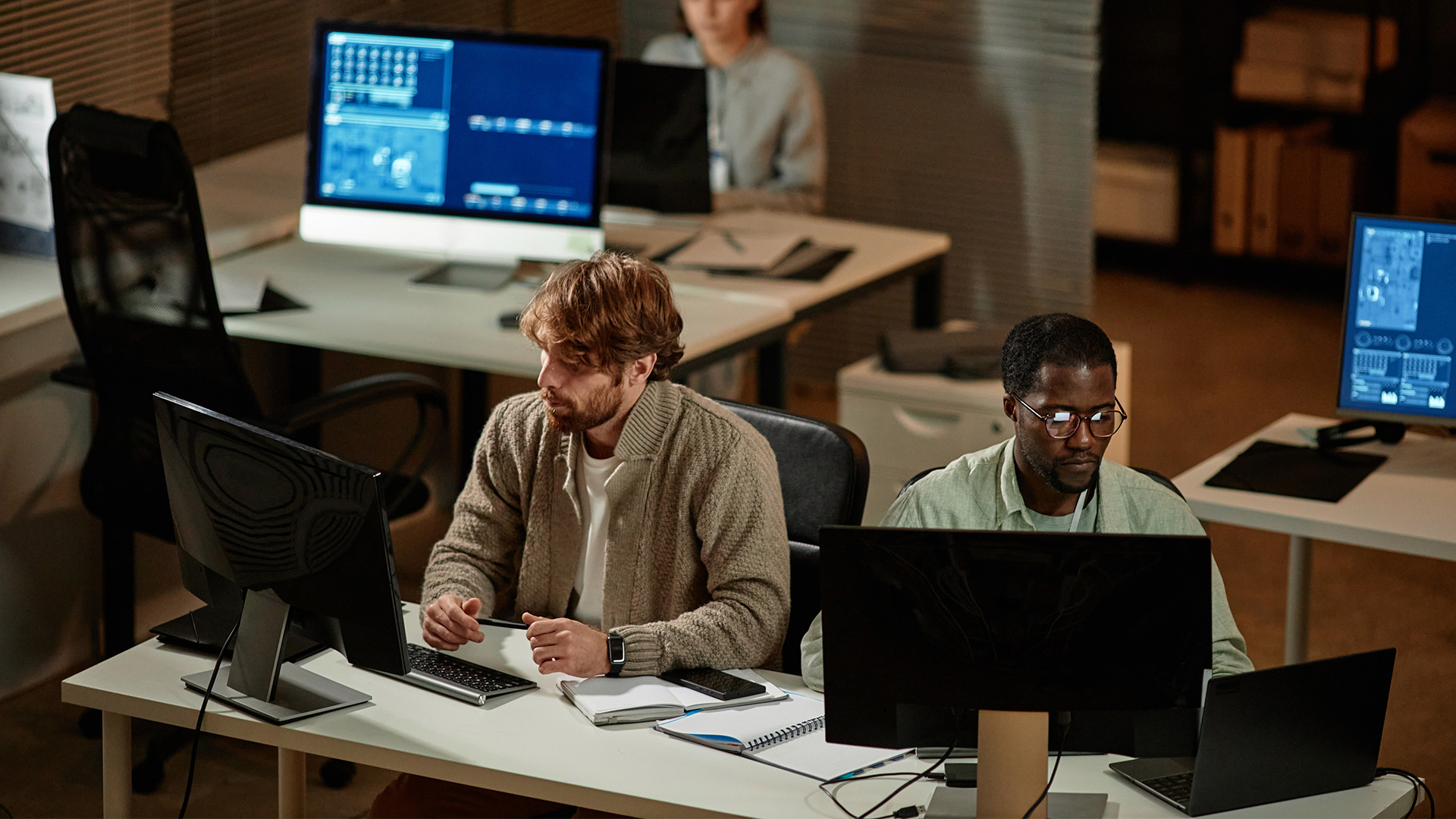 Profesionales creativos trabajando en computadoras